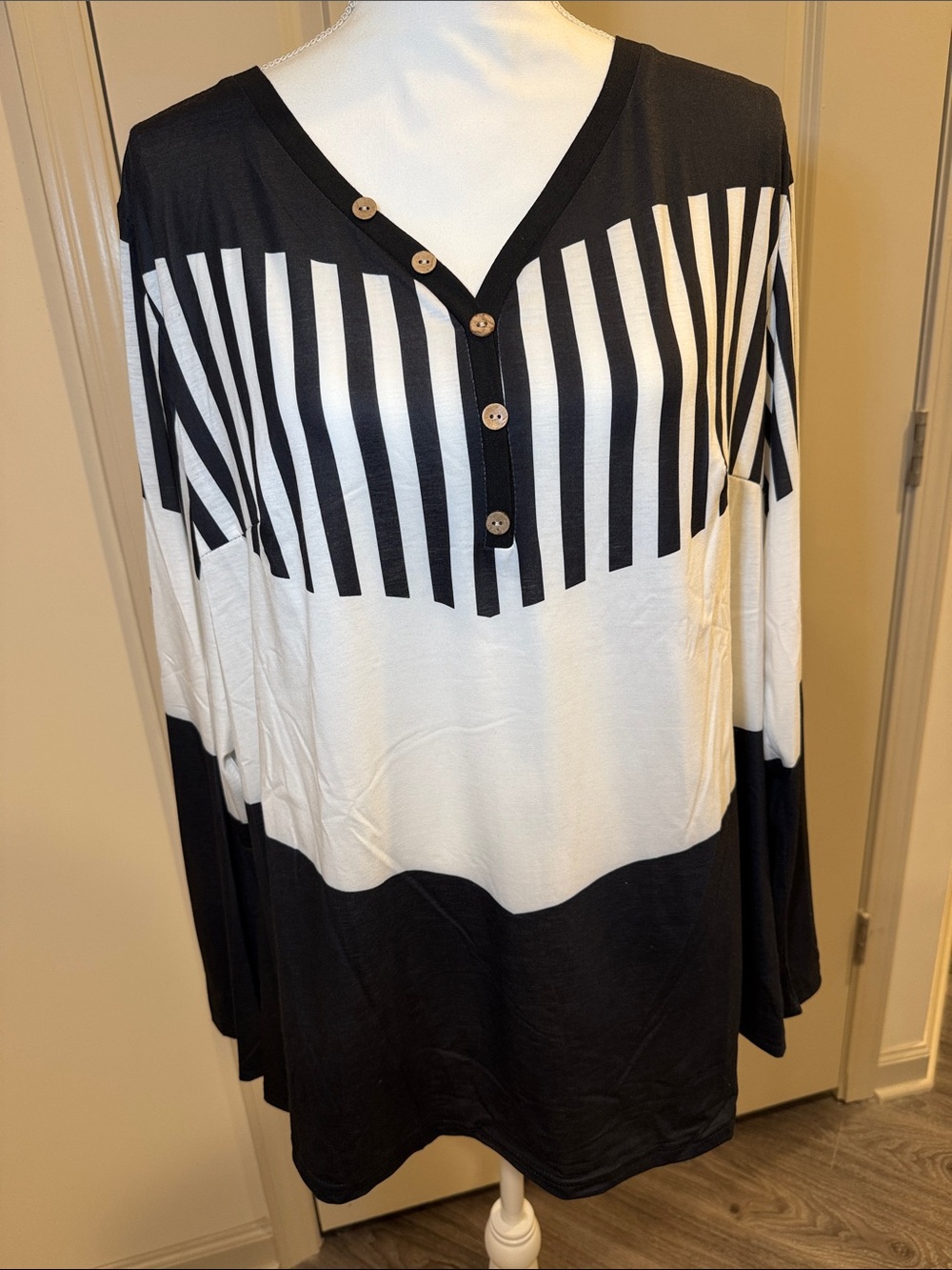 Women's Black and White Striped V-Neck Button Front Top XL